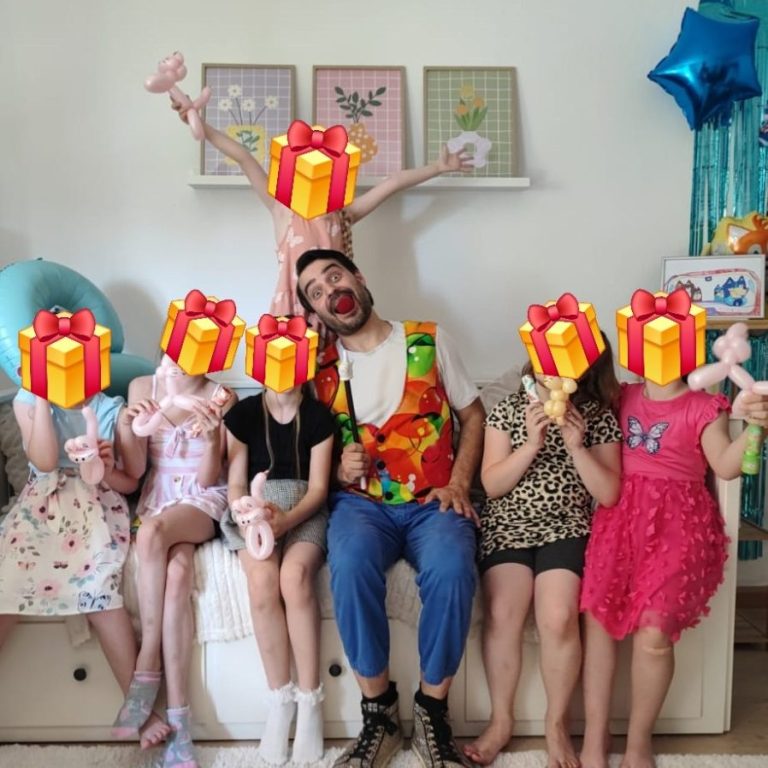 Kindergeburtstag Zaubershow - Madison Eine Gruppe von Kindern mit Luftballontieren, um den Kinderzauberer Maik versammelt.