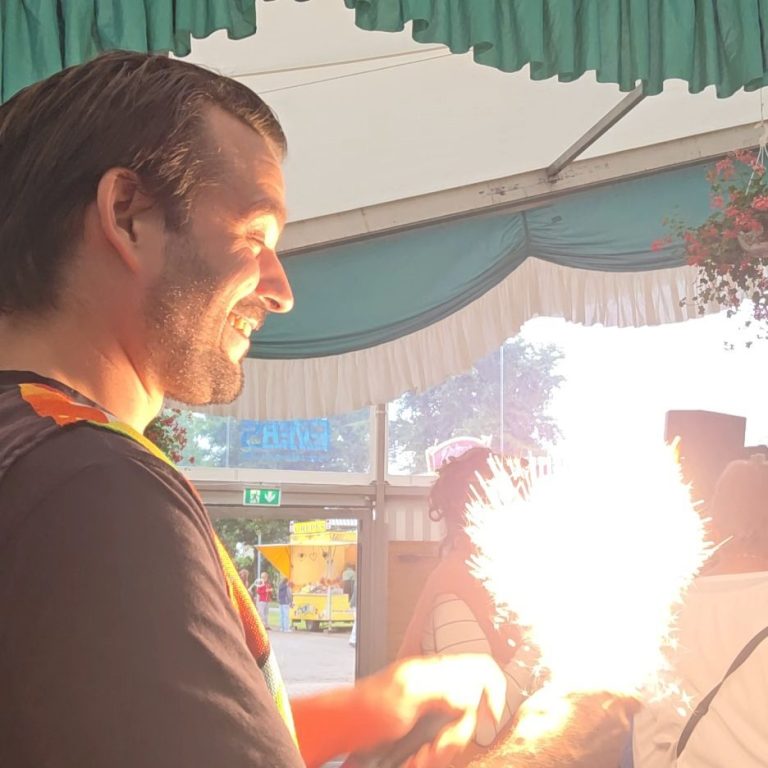 Kindergeburtstag Zaubershow - Madison Eine Gruppe von Kindern mit Luftballontieren, um den Kinderzauberer Maik versammelt.
